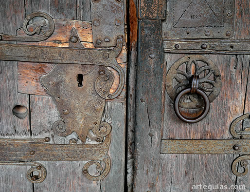 Herrajes rom&aacute;nicos en la puerta