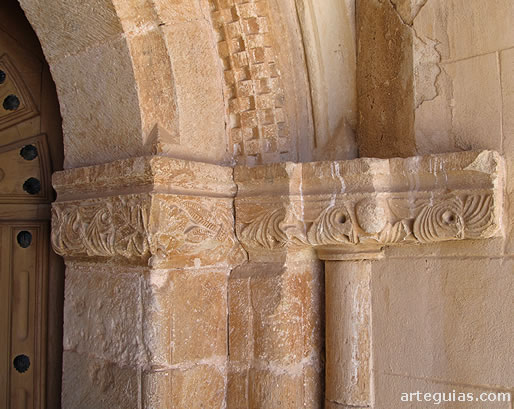 detalle de la puerta y su decoraci&oacute;n