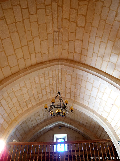 B&oacute;veda de medio ca&ntilde;&oacute;n apuntado que cubre la nave