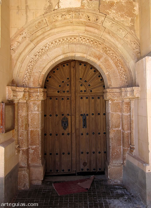 Iglesia de Quintanatello de Ojeda, Palencia: puerta de acceso meridional