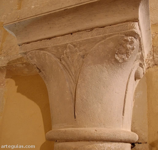 Capitel rom&aacute;nico del interior de la cabecera