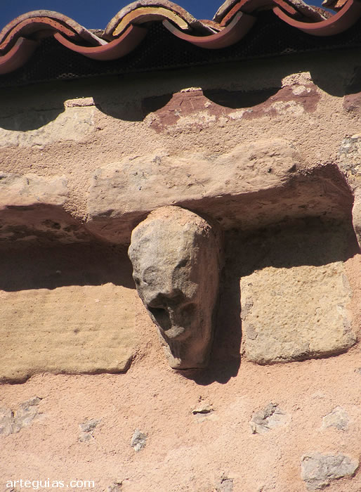 iglesia de Riba de Saelices, Guadalajara: uno de los canecillos casi "disueltos" por la erosi&oacute;n