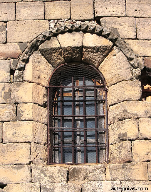 Ventanal rom&aacute;nico del &aacute;bside