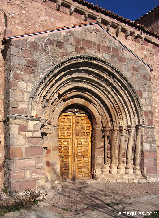 Portada rom&aacute;nica de la iglesia de Riba de Saelices