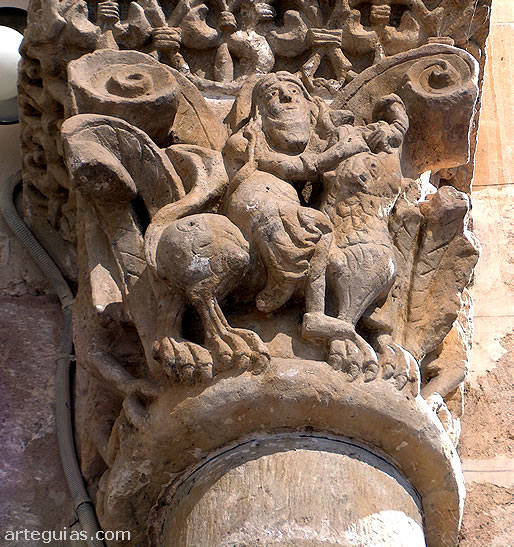 Sans&oacute;n desquijarando al le&oacute;n