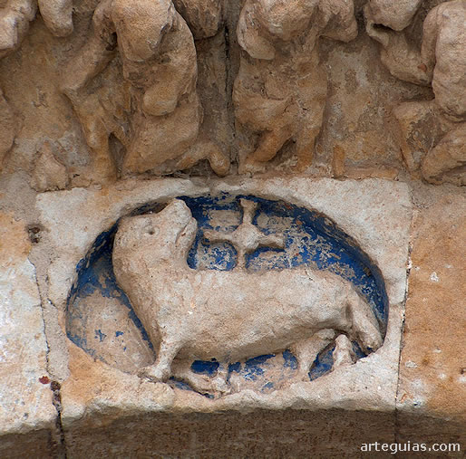 Dovela de la puerta con un Agnus Dei