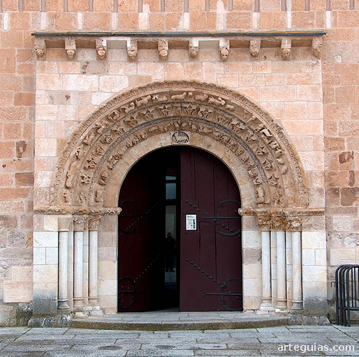 Puerta en el muro norte de la iglesia de San Claudio de Olivares de Zamora