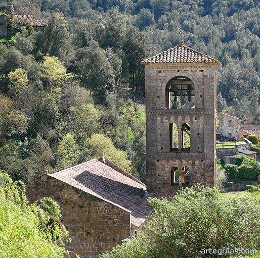 La iglesia de San Crist&oacute;bal de Beget rodeada de vegetaci&oacute;n de monta&ntilde;a
