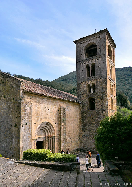Vista desde el suroeste de la iglesia de San Crist&oacute;bal de Beget, Girona