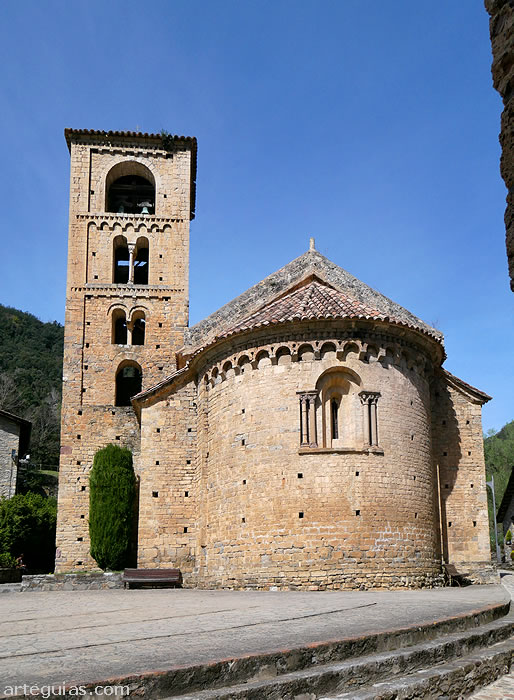 Cabecera y torre campanario de la iglesia de San Crist&oacute;bal de Beget
