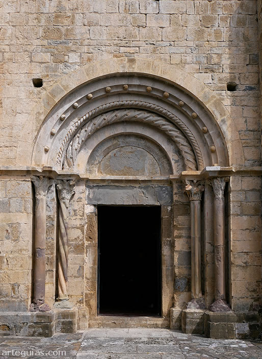 Portada rom&aacute;nica de la iglesia de Beget