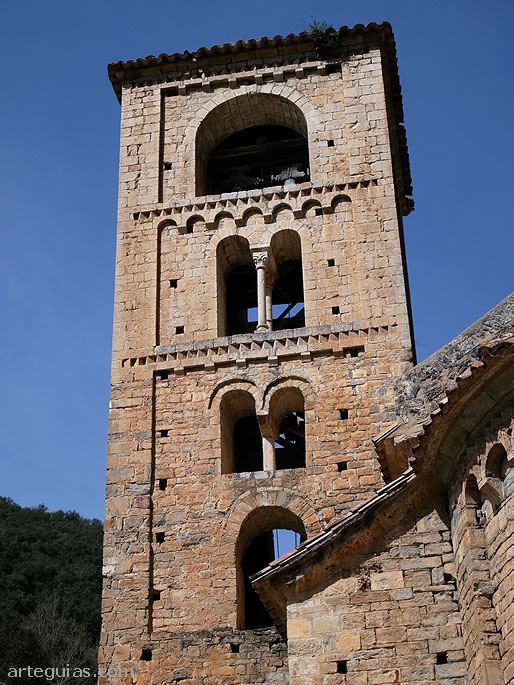Cuerpos de la espigada y bonita torre campanario