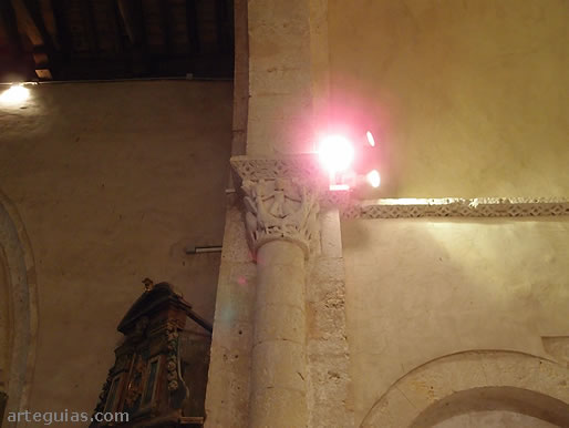Interior de la iglesia de La cuesta y uno de los capiteles del arco triunfal
