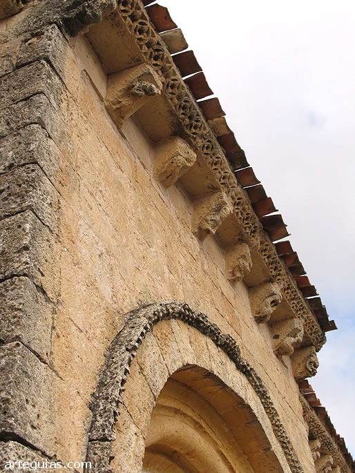 Lo mejor de la iglesia de La Cuesta es su colecci&oacute;n de canecillos figurados