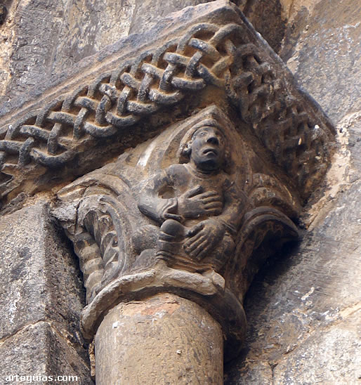 Capitel exterior de uno de los &aacute;bsides