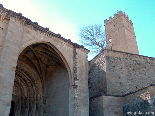 La iglesia de San Esteban forma un bonomio con el castillo