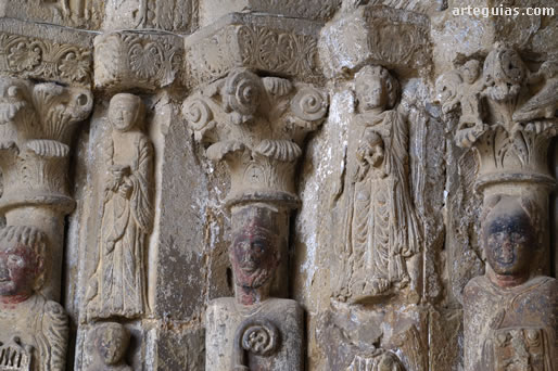 Detalle de las jambas y estatuas  columna de la puerta norte. Iglesia de San Esteban de Sos del Rey Cat&oacute;lico, Zaragoza