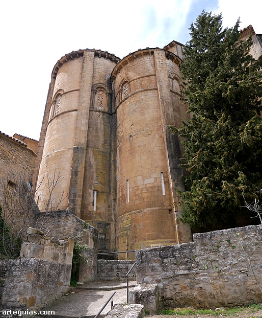 Iglesia de San Esteban de Sos del Rey Cat&oacute;lico, Zaragoza. Cabecera de alt&iacute;simos &aacute;bsides que engloban los de la iglesia baja o cripta