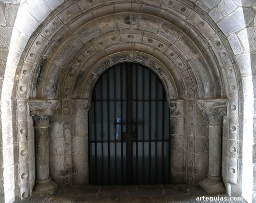 Puerta de acceso a la iglesia baja o cripta
