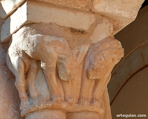 Capitel de la galer&iacute;a del templo de San Juan Baustista de Orejana (Segovia) con una pareja de leones