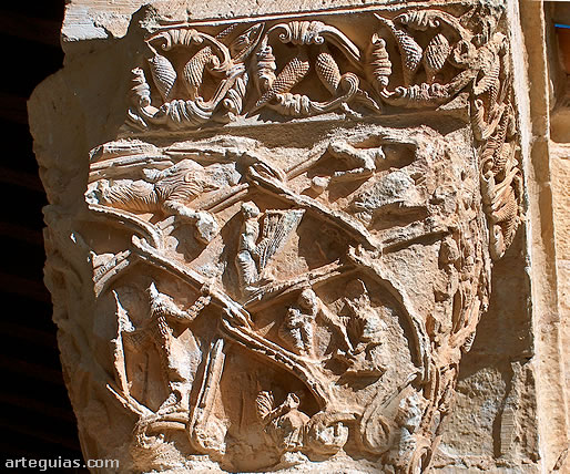 Templo de San Juan Baustista de Orejana: capitel con diminutas figuras humanas y de &aacute;ngeles