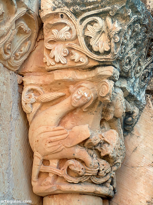 Capitel con una arp&iacute;a