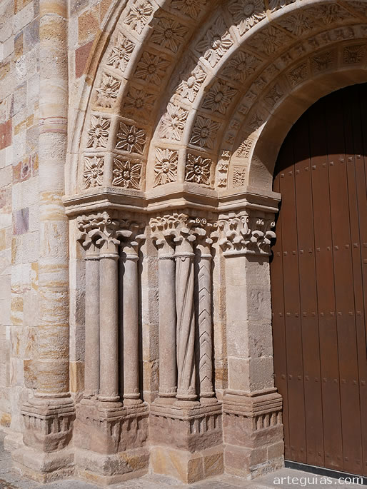 Detalle de las arquivoltas y columnas