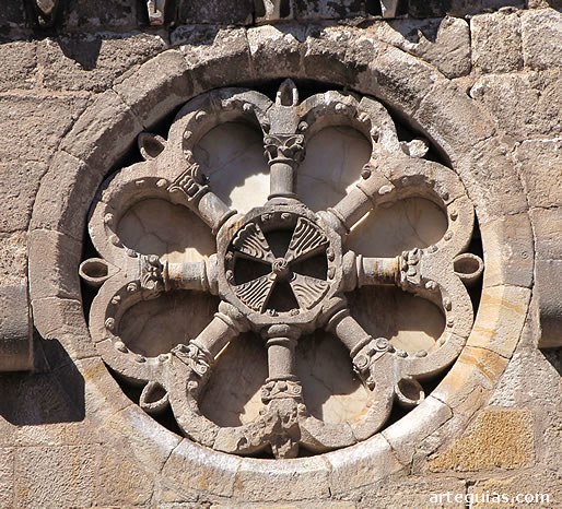 El famoso roset&oacute;n rom&aacute;nico de la fachada sur