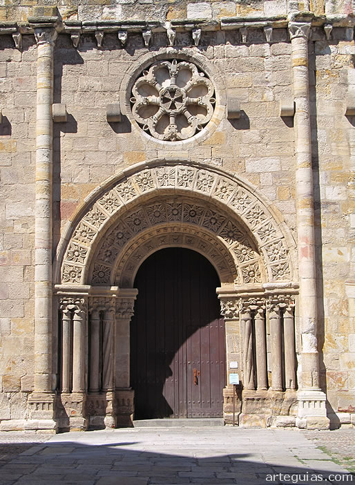 Magn&iacute;fica portada sur de la iglesia de San Juan de Puerta Nueva, Zamora