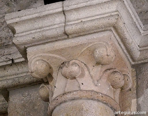 Capitel rom&aacute;nico del interior