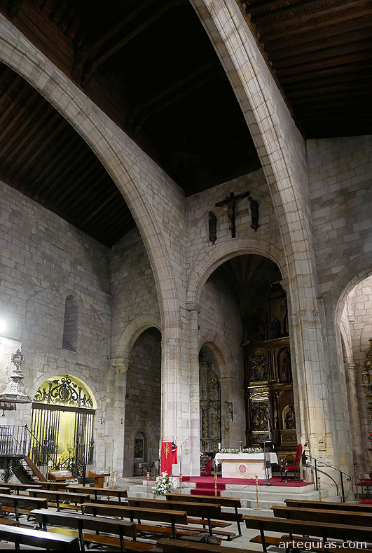 Interior de la iglesia con ds enormes arcos del siglo XVI