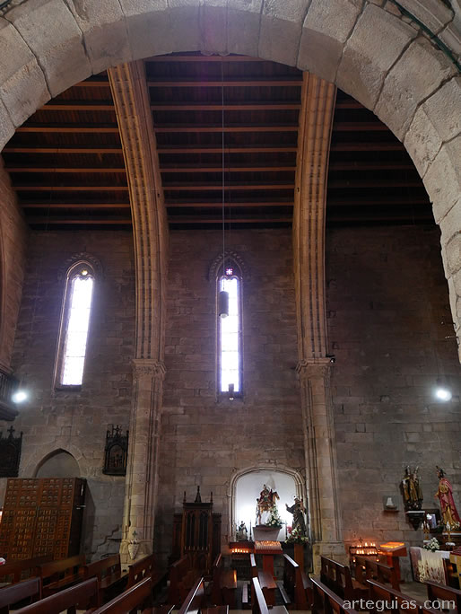 Interior de la iglesia con los arcos diafragma