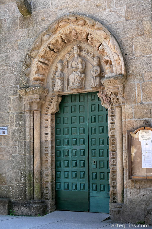 La iglesia de San Mart&iacute;n de Noia tambi&eacute;n tiene una portada norte interesante
