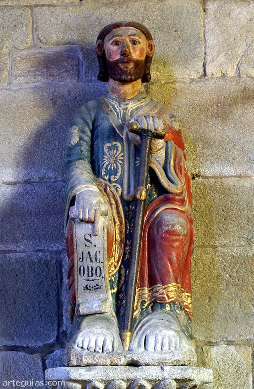 Estatua g&oacute;tica de Santiago ap&oacute;stol