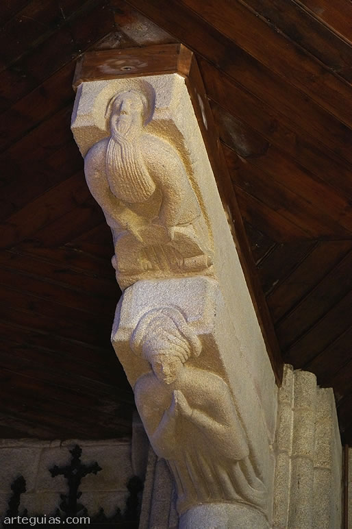 Canes de piedra del coro