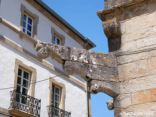 M&eacute;nsulas del antigu tejado del mercado de Noia