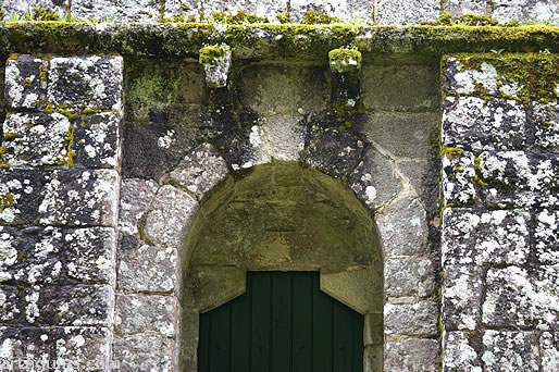 Puerta en la fachada oeste