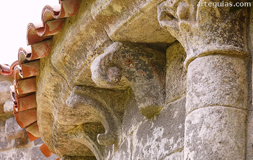 Columnas y canecillos en el &aacute;bside