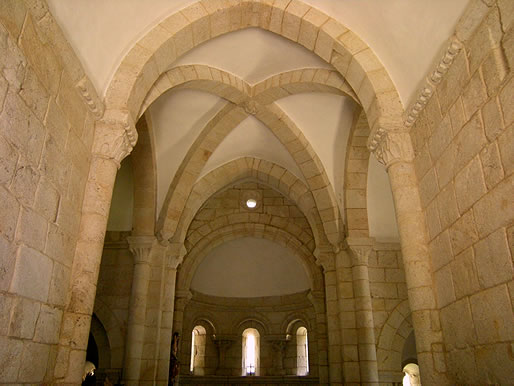 Interior de la iglesia de San Miguel de Breamo