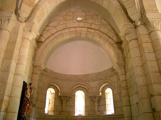 Interior del &aacute;bside de Breamo
