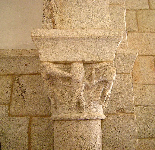 Capitel con una escena cineg&eacute;tica