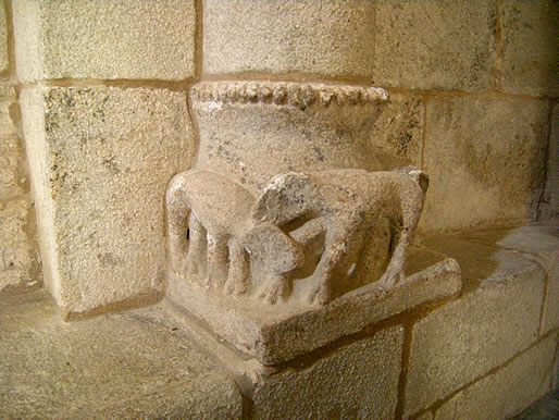 Basa de capitel con dos animales