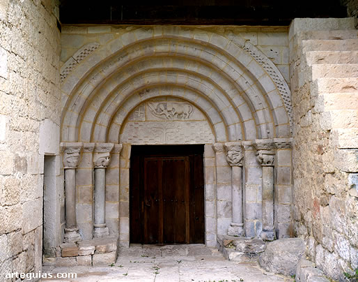Iglesia de San Miguel de Cornezuelo, Burgos: puerta rom&aacute;nica en la fachada oeste