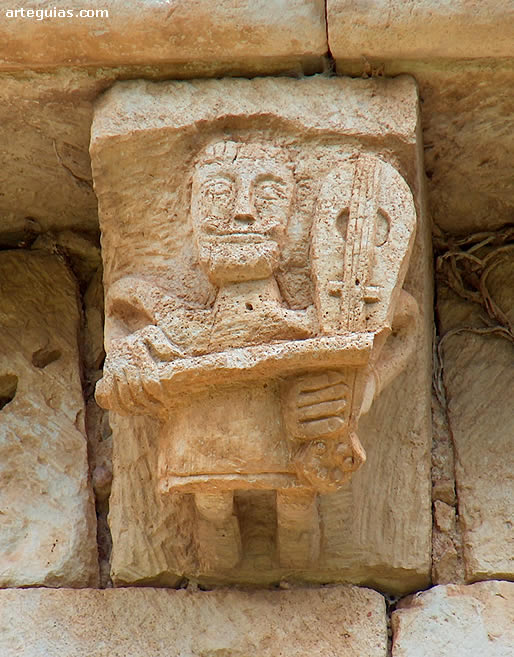 Canecillo con un m&uacute;sico