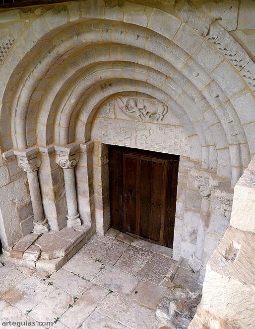 Puerta rom&aacute;nica de la iglesia de San Miguel de Cornezuelo