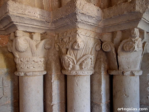 Detalle de las columnas de uno de los lados de la puerta