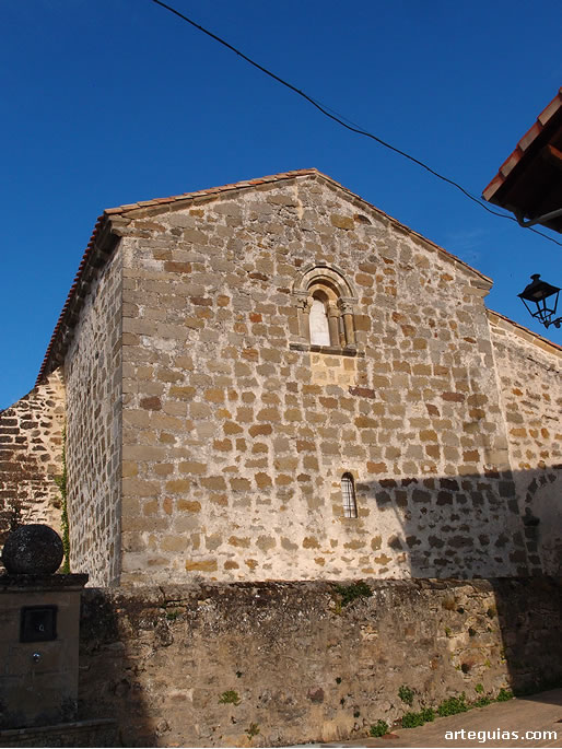 Iglesia de San Zadornil, Burgos: Nave con su imafronte abierto por un ventanal rom&aacute;nico