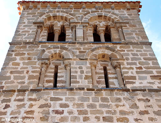 Cuerpos superiores de la torre campanario.  Iglesia de San Zadornil, Burgos