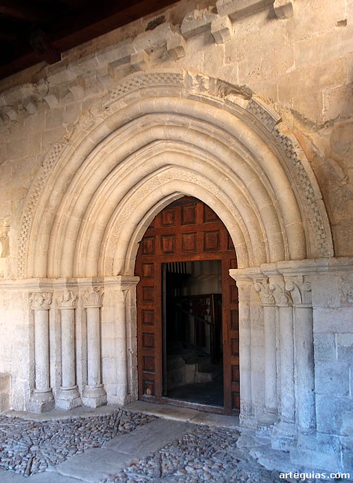 Puerta rom&aacute;nica. Iglesia de San Zadornil, Burgos