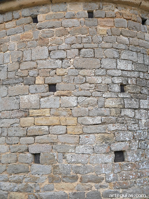 Aparejo del muro cabecera con numerosos mechinales